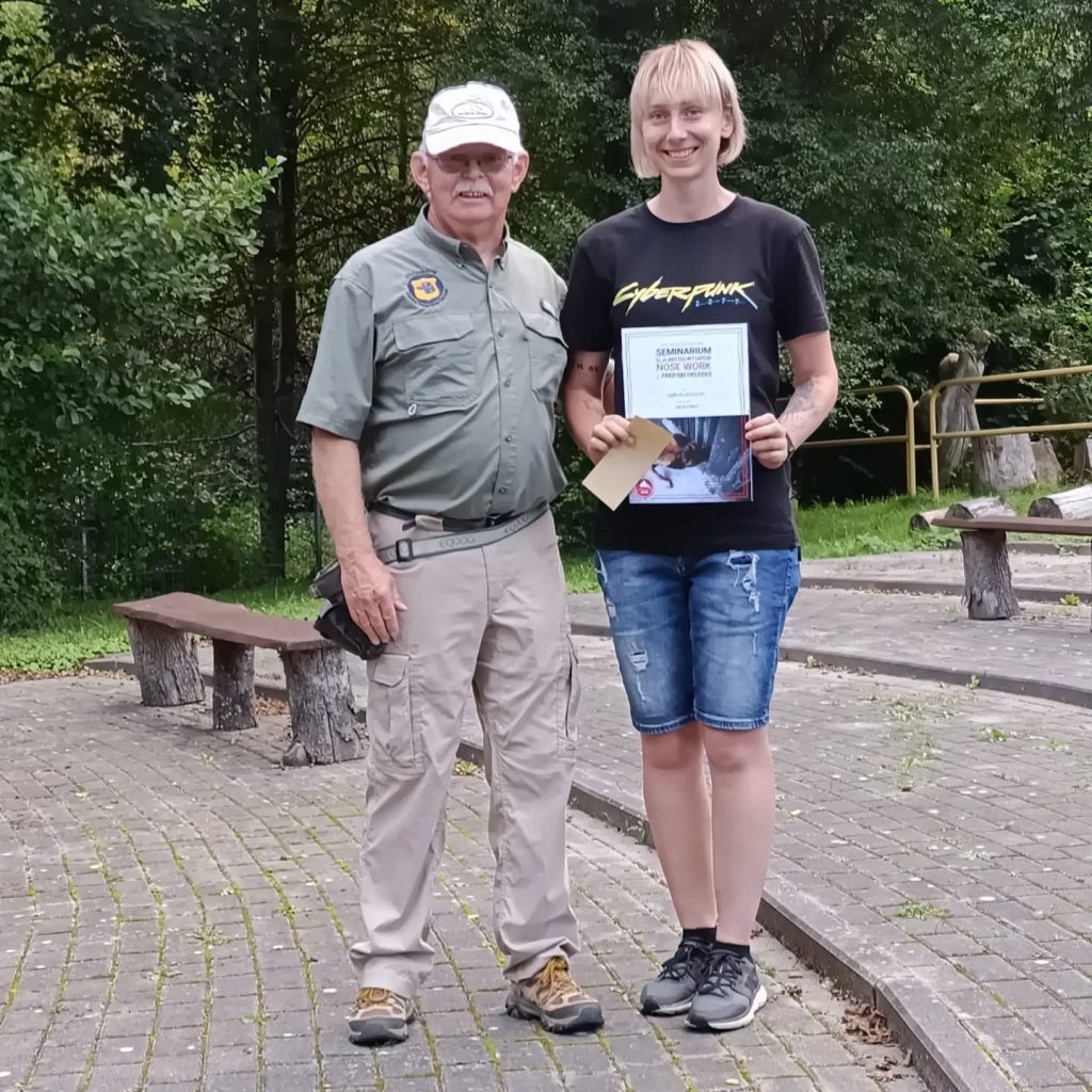 Fred Helfers oraz Emilia Gerlicka z dyplomem ukończenia warsztatów nosework.