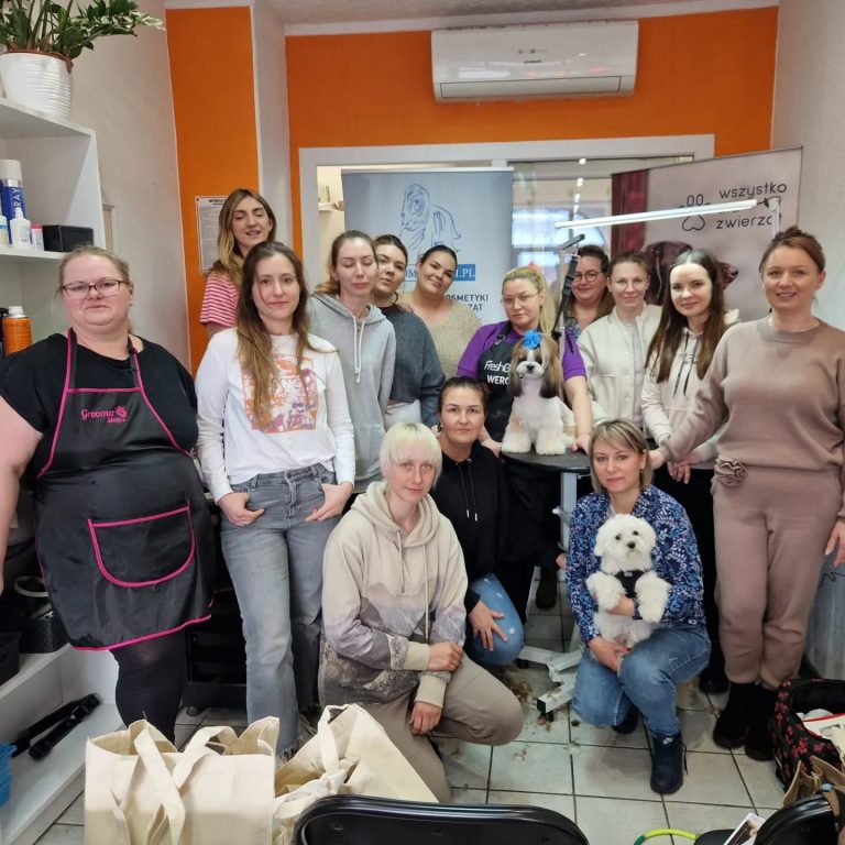 Grupa szkoleniowa w salonie groomerskiem.