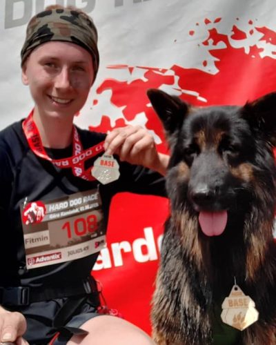 Trenerka psów z owczarkiem staroniemieckim z medalami na mecie Hard Dog Race 2019.