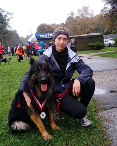 Trenerka psów z owczarkiem staroniemieckim na mecie I Krapkowickiego Dogtrekkingu 2017.