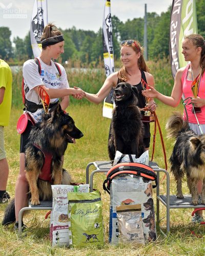 Trenerka psów z owczarkiem staroniemieckim na mecie I Opolskiego Charytatywnego Dogtrekkingu, 2018.