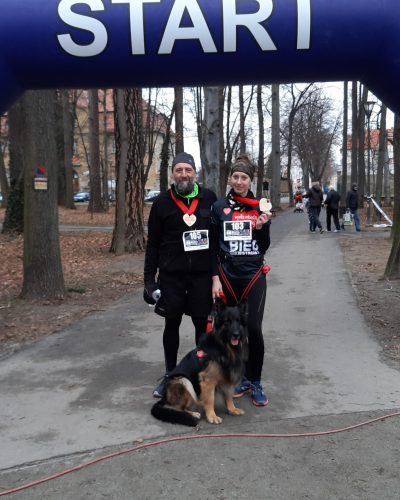 Trenerka psów z owczarkiem staroniemieckim na mecie I Prudnickiego Biegu Policz się z cukrzycą, 2020.