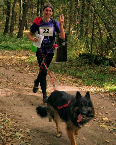 Trenerka psów z owczarkiem staroniemieckim na trasie II Krapkowickiego Dogtrekkingu.