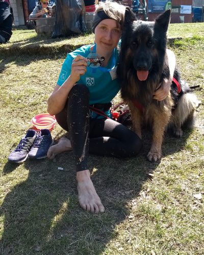 Trenerka psów z owczarkiem staroniemieckim na mecie III Niebieskiego Dogtrekkingu.