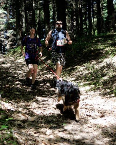 Trenerka psów z owczarkiem staroniemieckim na trasie Pucharu Polski w Dogtrekkingu.