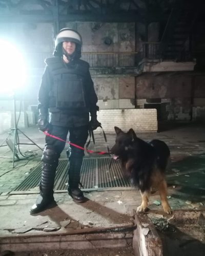 Trenerka psów z owczarkiem staroniemieckim na planie teledysku.